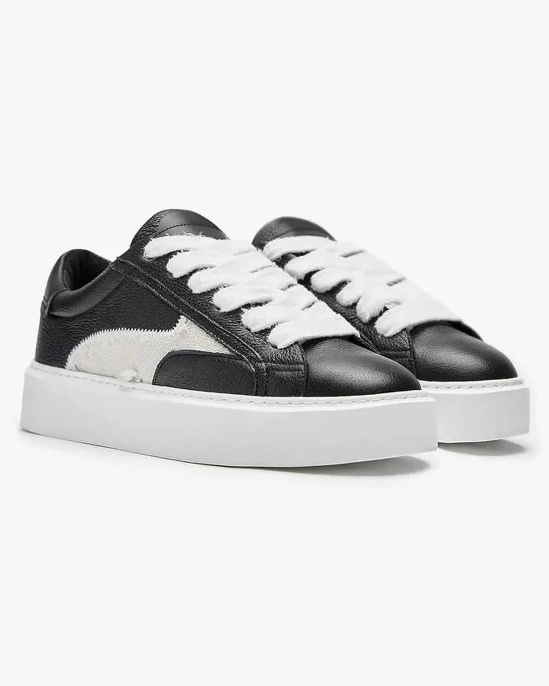 Reternity Le Promeneur Sneakers in Black